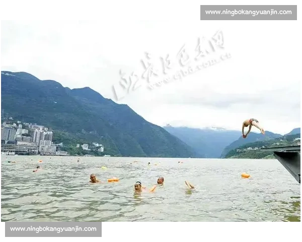 湖北首场冬泳赛巴东开赛 481 勇士逐浪三峡